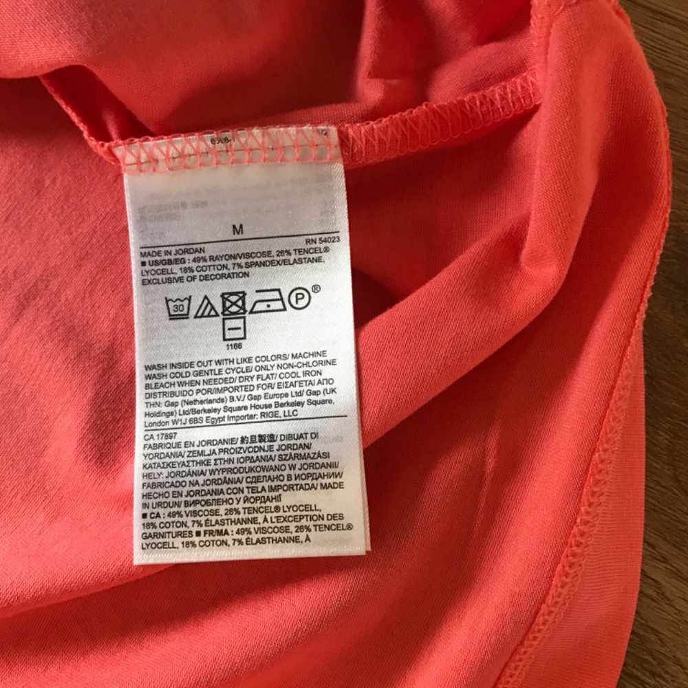 Banana Republic Tshirt - Picture 3 of 3